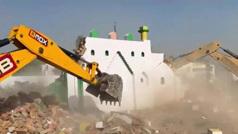 संभल प्रशासन की बड़ी कार्रवाई, दो एकड़ सरकारी जमीन कराई कब्जामुक्त