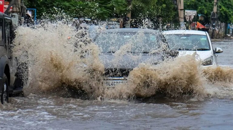 IMD Weather Alert: उत्तराखंड में रेड अलर्ट जारी, दिल्ली सहित 11 राज्यों में मूसलाधार बारिश के आसार