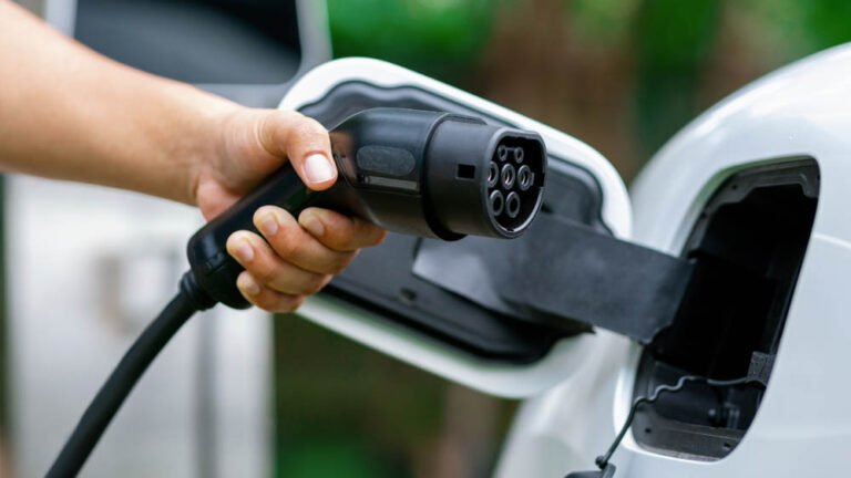 Electric Vehicle News: EV चार्जिंग के लिए सुरक्षित नहीं 45% भारतीय घर, रिपोर्ट में बड़ा खुलासा