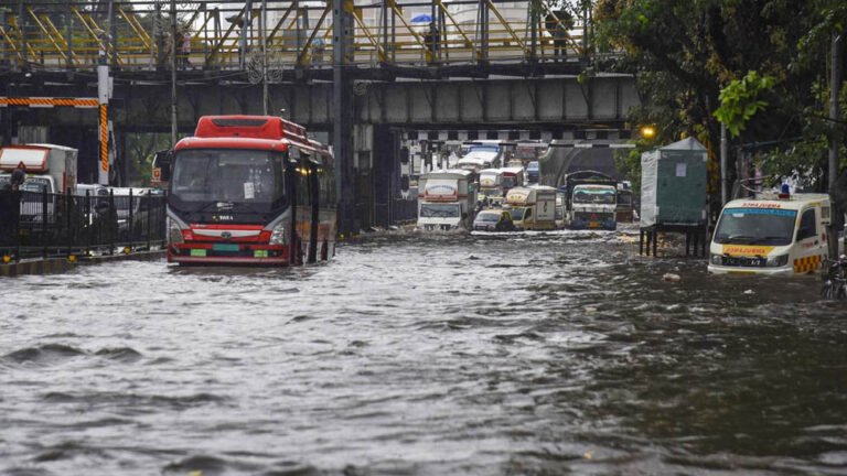 मुंबई में मूसलाधार बारिश का कहर, अंधेरी सबवे बंद, ठाणे सहित कई क्षेत्रों में IMD की चेतावनी