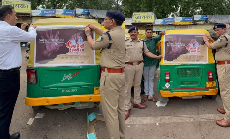 झाबुआ पुलिस का जनजागरूकता अभियान, SP ने नशामुक्ति संदेशों के साथ ऑटो-वाहनों को बनाया जागरूकता का माध्यम