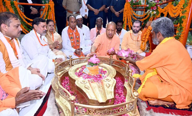 मुख्यमंत्री योगी आदित्यनाथ ने किया निर्माणाधीन कॉरिडोर का अवलोकन