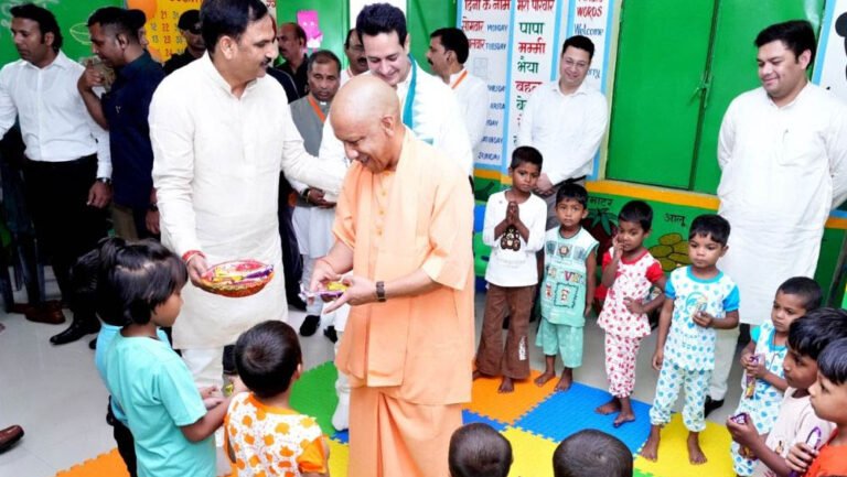 अन्नप्राशन कार्यक्रम में शामिल हुए CM योगी, बच्चों को खिलाया पहला अन्न, स्टॉलों का लिया जायजा