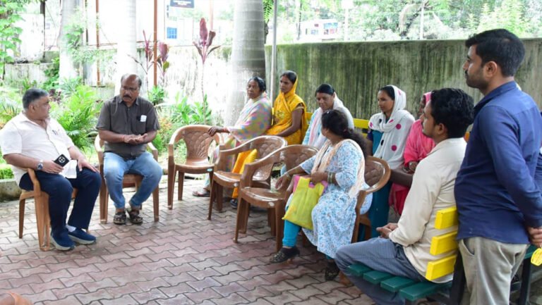 जनदर्शन में पर्यटन मंत्री राजेश अग्रवाल ने सुनीं जनसमस्याएं, अधिकारियों को दिए त्वरित समाधान के निर्देश