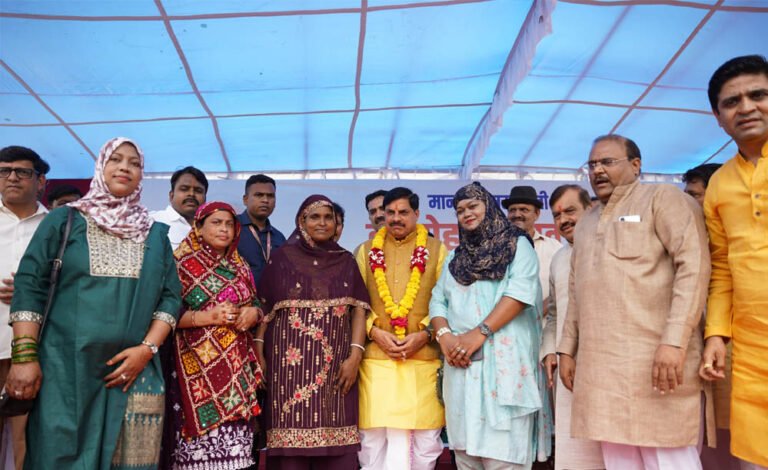 UCC पर बढ़ा समर्थन, एयरपोर्ट पहुंचकर सामाजिक और धार्मिक संगठनों ने मुख्यमंत्री डॉ. यादव का किया स्वागत