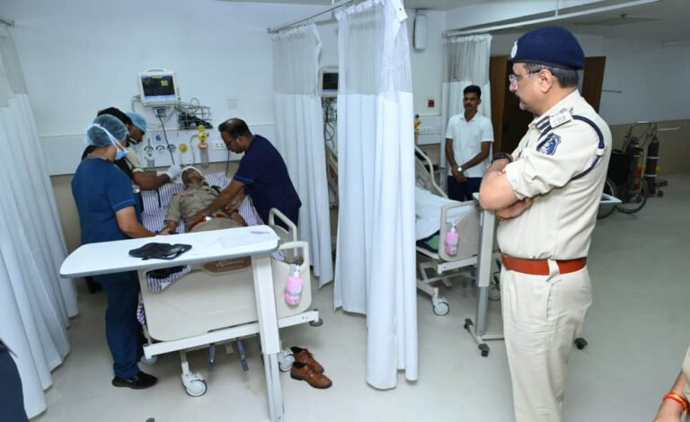 पुलिस कमिश्नर संजीव शुक्ला ने अस्पताल पहुंचकर घायल जवानों का बढ़ाया हौसला