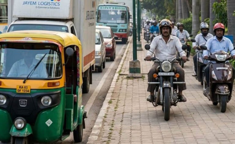 अब फुटपाथ पर वाहन चलाना पड़ेगा भारी, कर्नाटक में ₹5,000 जुर्माने की तैयारी