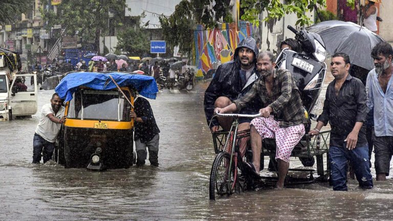 Gujarat Rain Alert: मूसलाधार बारिश से जनजीवन बेहाल, 5 शहर जलमग्न, हेलीकॉप्टर से लोगों को निकाला गया