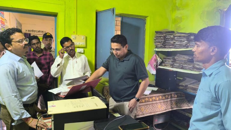 कलेक्टर ने धनगवां सहकारी समिति का किया निरीक्षण