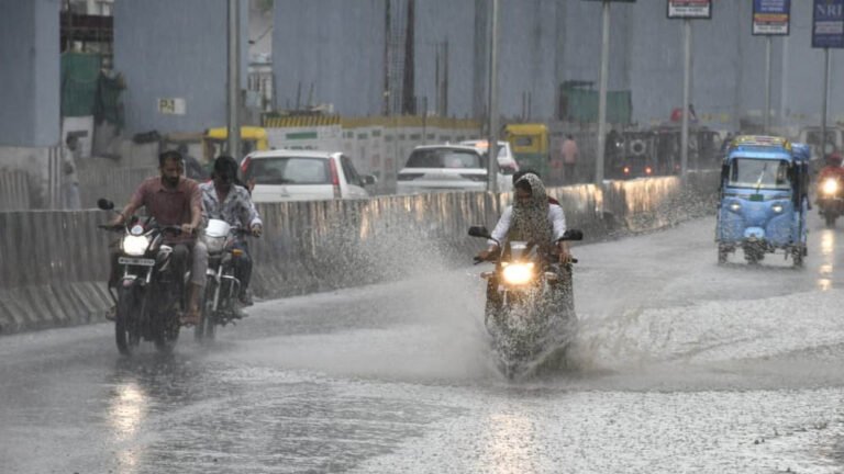 IMD Rain Alert: गुजरात, जम्मू-कश्मीर और उत्तर प्रदेश में मौसम का कहर, रेड-ऑरेंज अलर्ट जारी