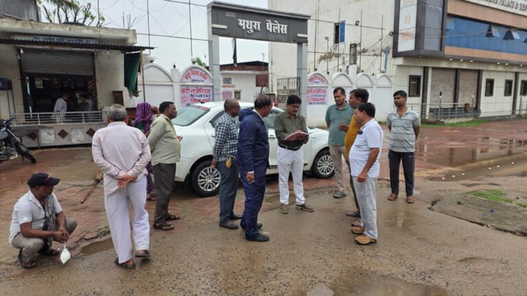 बारिश से पहले होनी थी तैयारी, तब क्रिकेट में व्यस्त थीं महापौर! अब व्यवस्थाएं संभालने सड़क पर उतरे निगम आयुक्त, तो शुरू हुई सियासत