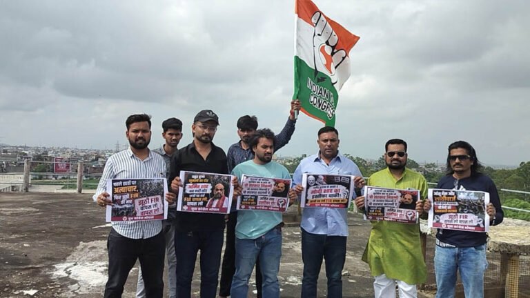 Bhopal Protest: पानी की टंकी पर चढ़े युवा कांग्रेस नेता, अमित शाह के इस्तीफे की मांग से मचा हंगामा