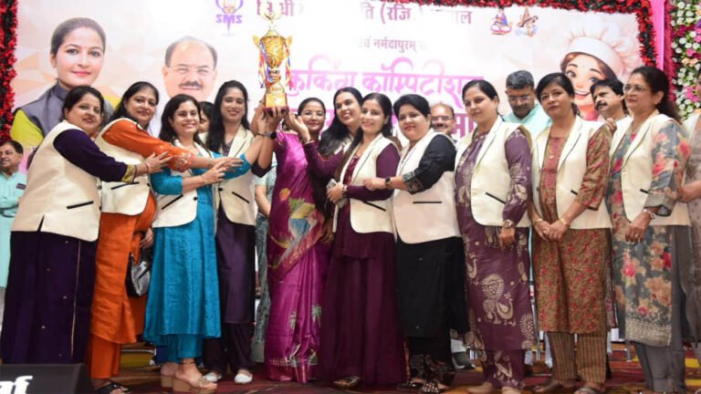 मानस भवन में सम्मानित हुईं सिंधी व्यंजन प्रतियोगिता की विजेताएं, उत्साह के बीच बांटे गए पुरस्कार