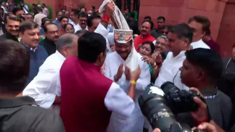 इस्तीफे के बाद संसद पहुंचे धर्मेंद्र प्रधान, NDA सांसदों ने मकरद्वार पर पाग पहनाकर किया जोरदार स्वागत