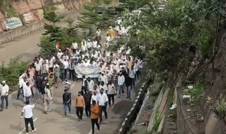 राजधानी में हाई अलर्ट! CM हाउस की सुरक्षा बढ़ी, हर रास्ते पर पुलिस तैनात; बैरिकेड तोड़ आगे बढ़े किसान