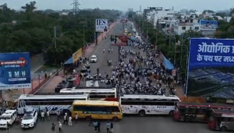 Bhopal Farmer Protest: किसानों ने बैरिकेड तोड़े, बसों पर चढ़कर किया प्रदर्शन; CM मोहन यादव ने गठित की वार्ता समिति