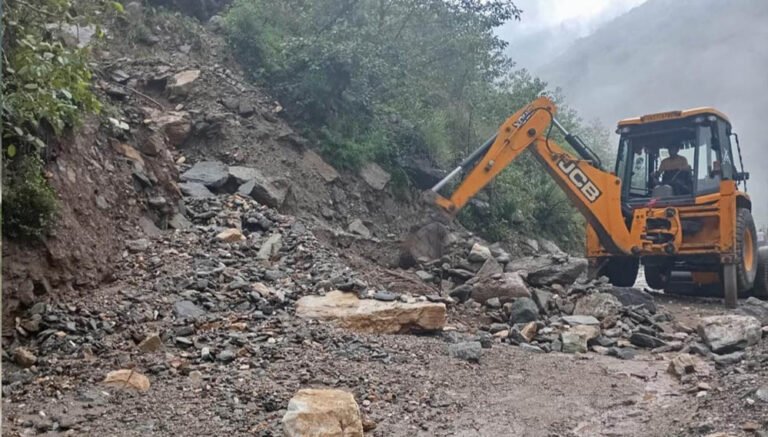 Uttarakhand Weather Alert: मूसलाधार बारिश और लैंडस्लाइड से हालात बिगड़े, 140 सड़कें ठप