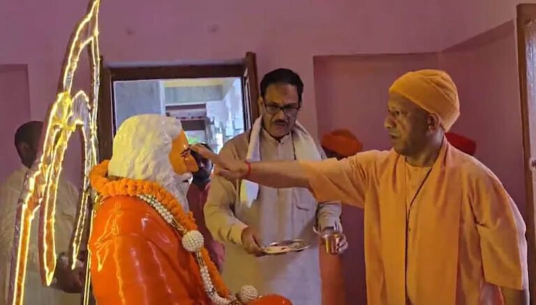 गुरु पूर्णिमा महोत्सव: CM योगी ने किया महायोगी गोरखनाथ का विशिष्ट पूजन, भक्तों को दिया संदेश