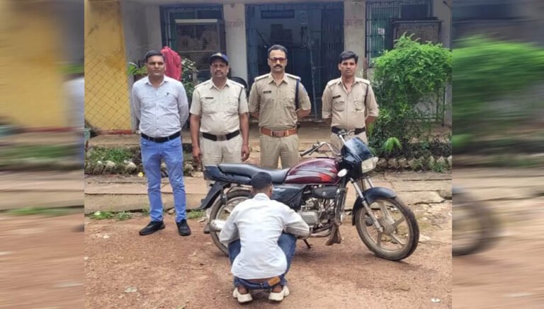 चोरी की बाइक को छुपाने के लिए बदल डाला रंग, चोरी की बाइक सहित पकड़ा गया शातिर चोर, बिलहरी पुलिस को मिली सफलता