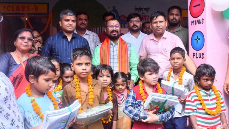 रोली-चंदन का तिलक, पुष्पवर्षा और स्वागत गीतों के साथ बच्चों का किया गया आत्मीय स्वागत