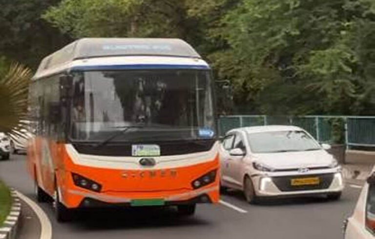 Bhopal Electric Bus: राजधानी की सड़कों पर दौड़ीं AC ई-बसें, दिव्यांगों के लिए हाइड्रोलिक लिफ्ट समेत कई आधुनिक सुविधाएं
