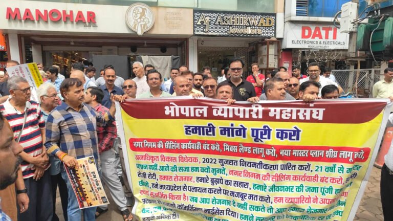 सीलिंग कार्रवाई के विरोध में भोपाल के व्यापारियों का प्रदर्शन, समाधान नहीं हुआ तो बड़े आंदोलन की चेतावनी