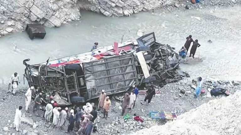 भीषण बस हादसे से दहला पाकिस्तान, ओवरलोडेड बस खाई में गिरी; 40 यात्रियों की जान गई