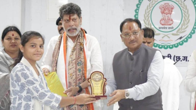 रायपुर: मुख्यमंत्री विष्णुदेव साय ने मेधावी विद्यार्थियों को किया सम्मानित, बढ़ाया उत्साह