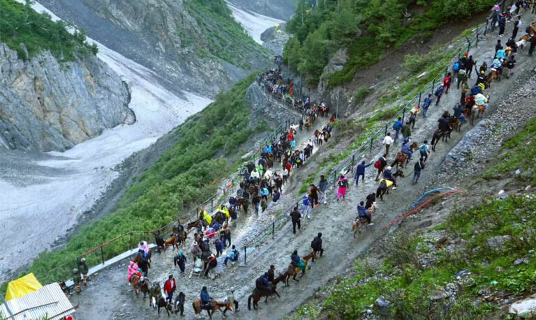 कड़ी सुरक्षा के बीच अमरनाथ यात्रा जारी, 4,812 तीर्थयात्रियों का तीसरा जत्था जम्मू से हुआ रवाना