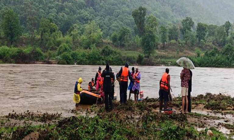 बालाघाट बाढ़: फंसे ग्रामीणों के लिए देवदूत बनी मध्यप्रदेश पुलिस, सुरक्षित निकाले गए लोग