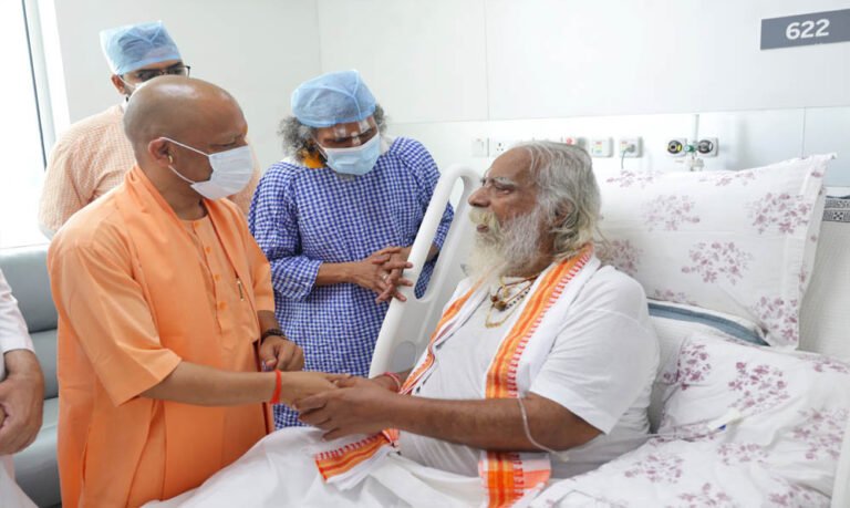 सीएम योगी पहुंचे मेदांता अस्पताल, महंत नृत्य गोपाल दास का जाना हालचाल