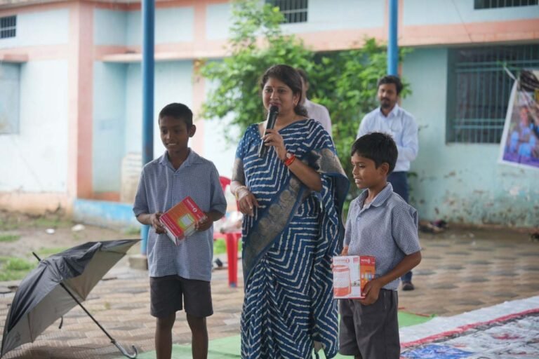 बारिश में भी बच्चों का उत्साह कायम, बोहरडीह में लगी बाल अधिकारों की चौपाल