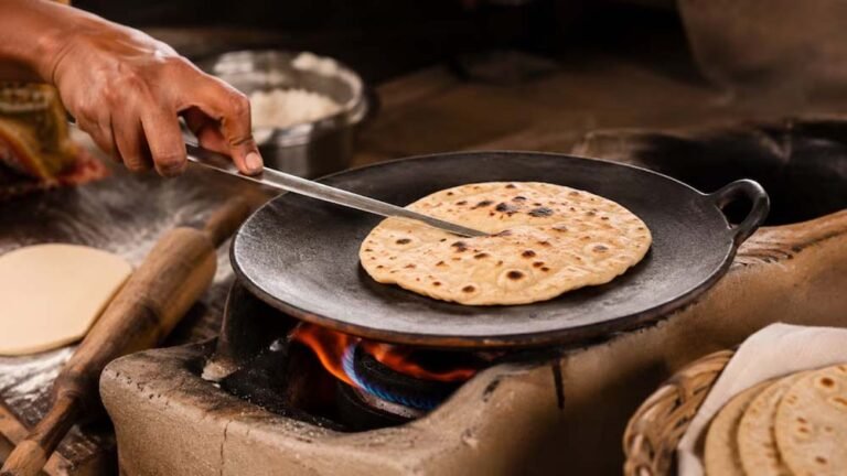 रोटी बनाते समय रखें ये वास्तु नियम, घर में आएगी सुख-समृद्धि