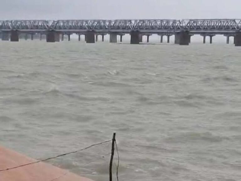 गंगा में डेढ़ मीटर बढ़ा पानी, कौशांबी के घाटों पर बढ़ा बाढ़ का खतरा