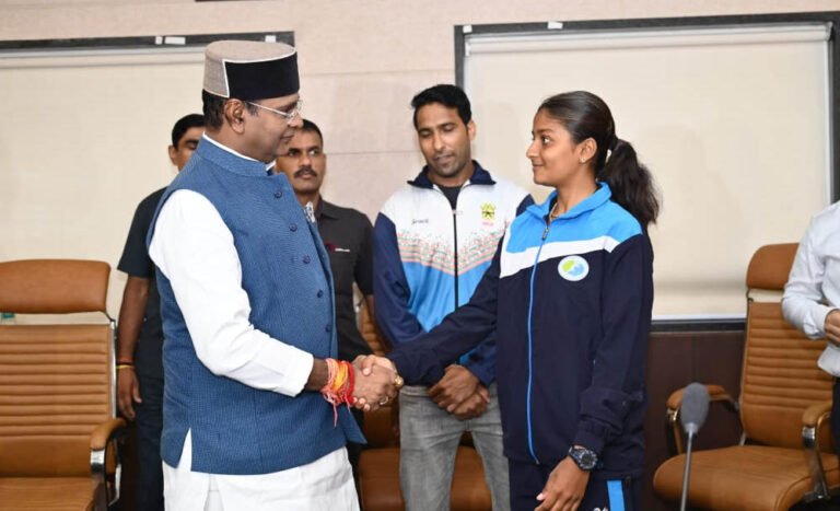 एशियन गेम्स के लिए क्वालीफाई खिलाड़ियों से टीटी नगर स्टेडियम में मिले मंत्री सारंग, बढ़ाया हौसला