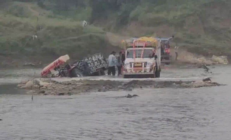 मध्यप्रदेश में भारी बारिश का असर, भोपाल-राजगढ़ मार्ग बंद; इंदौर में सड़क धंसी, बड़वानी स्कूल का प्लास्टर गिरा
