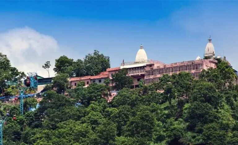 मनसा देवी मंदिर में चढ़ावे की व्यवस्था होगी पारदर्शी, पुजारियों के लिए बिना जेब वाले कुर्ते अनिवार्य