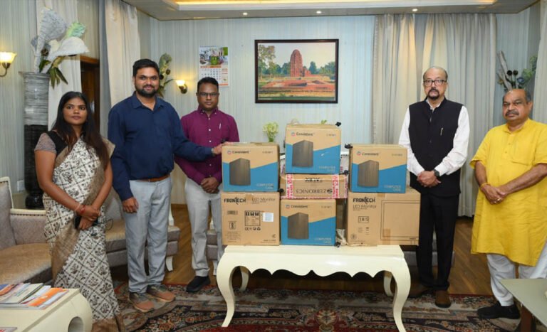 स्वेच्छानुदान मद से स्वामी आत्मानंद स्कूल मांझीगुडा को 10 कंप्यूटरों की सौगात