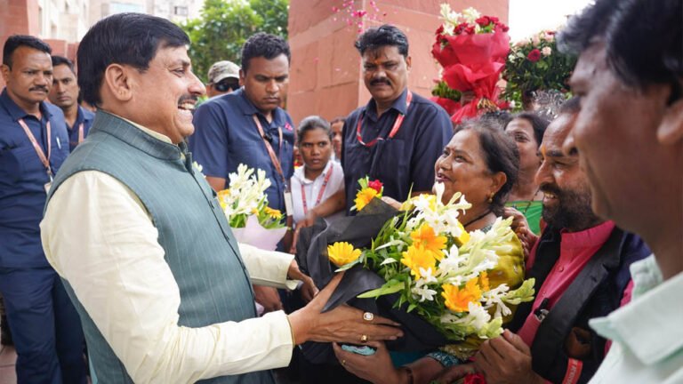 10 साल बाद मिला प्रमोशन! CM डॉ. मोहन यादव के फैसले से गदगद कर्मचारी, ढोल-नगाड़ों से किया स्वागत