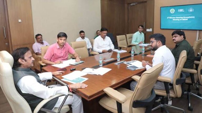 तकनीक से बदलेगी स्वास्थ्य व्यवस्था! डिप्टी CM शुक्ल बोले- नागरिकों को मिले तेज, पारदर्शी और गुणवत्तापूर्ण इलाज