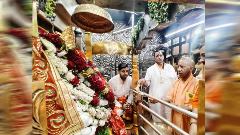 CM योगी ने मां विंध्यवासिनी के दरबार में की पूजा-अर्चना, प्रदेश की सुख-समृद्धि की कामना
