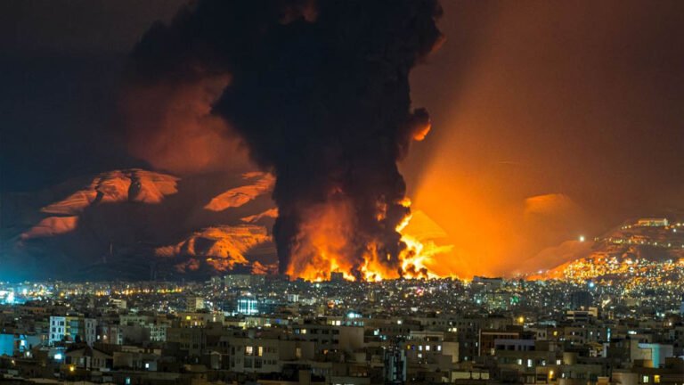 US Airstrike on Iran: होर्मुज में फिर भड़की जंग, कमांड सेंटर, रडार और मिसाइल साइट्स समेत 80 ठिकाने तबाह
