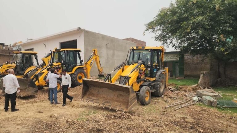 मुकर्रबपुर और मढ़न में प्रशासन की बड़ी अतिक्रमण हटाओ कार्रवाई
