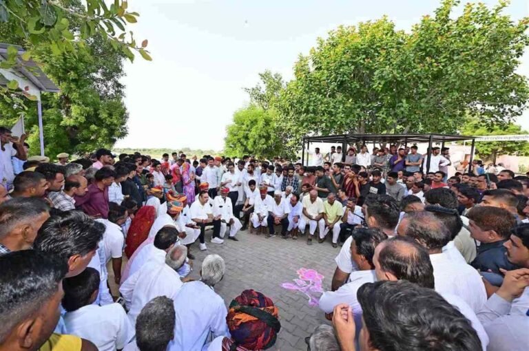 तिलानेश गांव पहुंचे मुख्यमंत्री, विकास योजनाओं और समस्याओं पर ग्रामीणों से की चर्चा