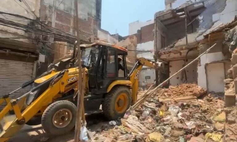 वाराणसी दालमंडी में ध्वस्तीकरण तेज, प्रशासन ने शुरू की बड़ी कार्रवाई
