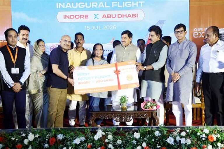 मुख्यमंत्री ने इंदौर से आबू धाबी जाने वाले यात्रियों को दिए बोर्डिंग पास