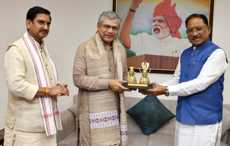 मुख्यमंत्री  विष्णुदेव साय ने छत्तीसगढ़ में  प्रमुख रेल परियोजनाओं को गति देने रेल मंत्री  अश्विनी वैष्णव से की विस्तृत चर्चा
