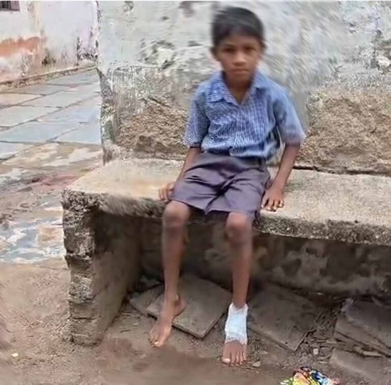 स्कूल परिसर में शराब की बोतल से बच्चा हुआ लहूलुहान, धमतरी में ग्रामीणों का हंगामा, जिम्मेदारों पर कार्रवाई की मांग