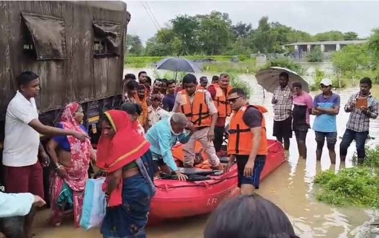 छत्तीसगढ़ में महानदी का कहर, गांव में घुसा बाढ़ का पानी, SDRF ने चलाया रेस्क्यू ऑपरेशन