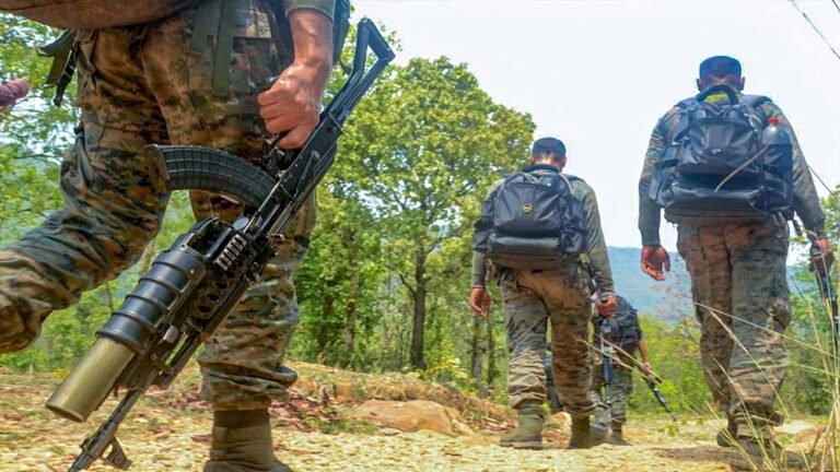 Bastar Encounter Update: जंगल में नक्सली कैंप तबाह, भारी मात्रा में हथियार और विस्फोटक जब्त